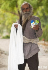 印度男子竟为生儿子，40多年不洗澡！结果