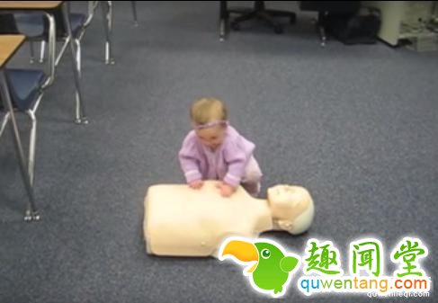 妈妈突发奇想将一个假人放在宝宝面前，没想到她却做出这种“超龄举动”.....妈妈忍不住失声尖叫！