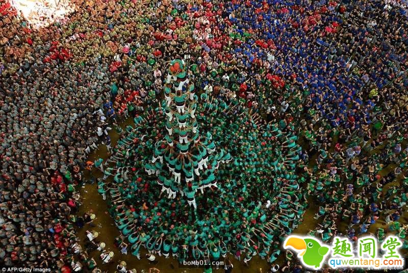 这就是西班牙两年一度的「最猛人体叠罗汉比赛」，当看到最高的队伍你肯定会觉得这个民族真的太狂了！