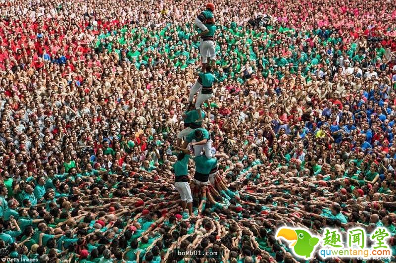 这就是西班牙两年一度的「最猛人体叠罗汉比赛」，当看到最高的队伍你肯定会觉得这个民族真的太狂了！