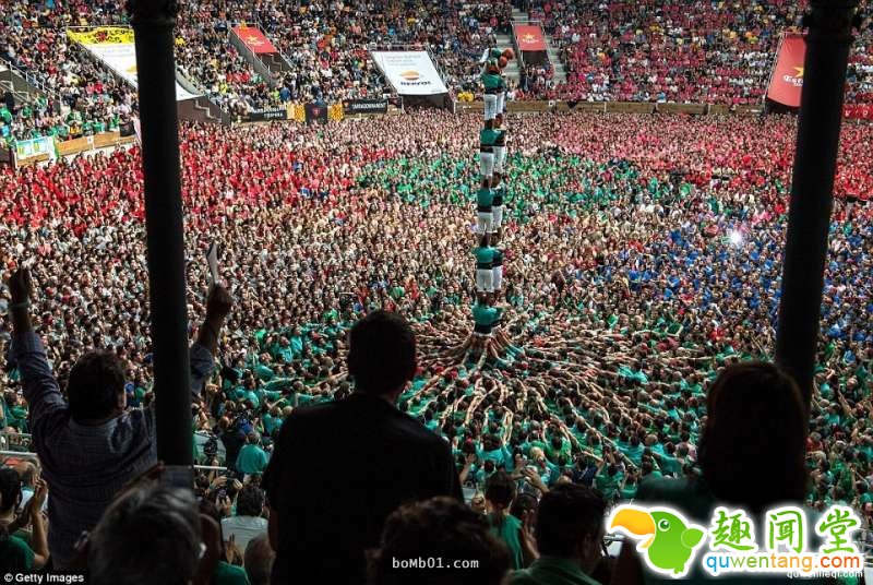 这就是西班牙两年一度的「最猛人体叠罗汉比赛」，当看到最高的队伍你肯定会觉得这个民族真的太狂了！