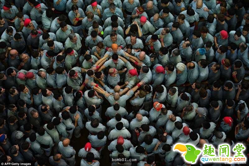 这就是西班牙两年一度的「最猛人体叠罗汉比赛」，当看到最高的队伍你肯定会觉得这个民族真的太狂了！