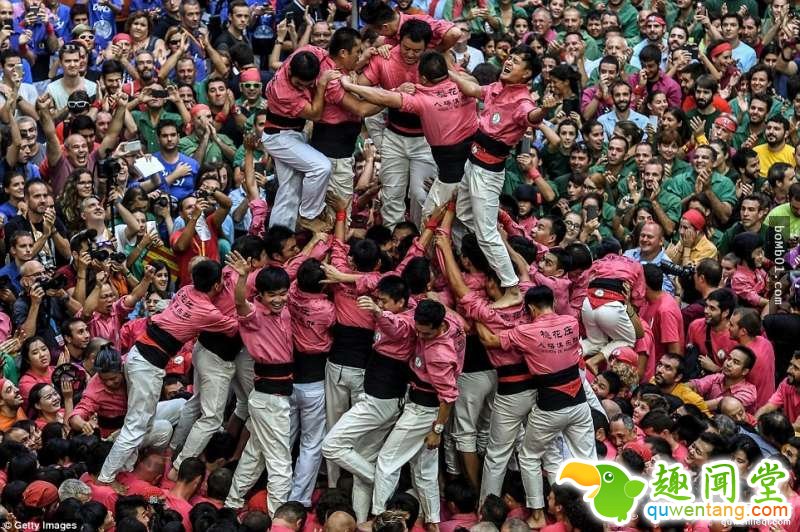 这就是西班牙两年一度的「最猛人体叠罗汉比赛」，当看到最高的队伍你肯定会觉得这个民族真的太狂了！