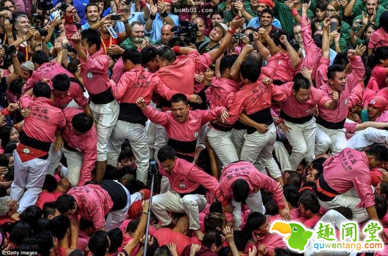 这就是西班牙两年一度的「最猛人体叠罗汉比赛」，当看到最高的队伍你肯定会觉得这个民族真的太狂了！