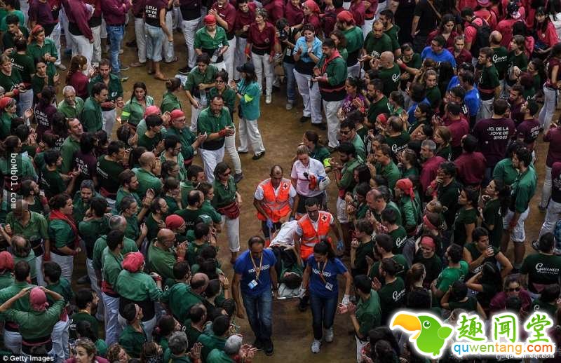 这就是西班牙两年一度的「最猛人体叠罗汉比赛」，当看到最高的队伍你肯定会觉得这个民族真的太狂了！