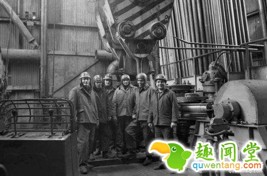 自从人类了解到地球是一个球体后，科学家一直试图探索地球深处的秘密，许多的文学和影视作品都深刻的反应了这一点，但由于科技水平发展有限，至今人们对地球深处的了解也仍然在一定限度内。在上世纪的冷战中，美苏两个超级大国也为此展开了竞争，目前世界上仅存的最深的科拉超深钻洞就是两个大国竞争的产物，科学家在打穿地壳边界的那一刻发生了一件不可思议的事，当时科学家都惊呆了。