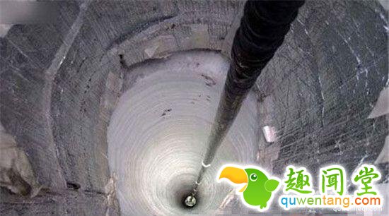 自从人类了解到地球是一个球体后，科学家一直试图探索地球深处的秘密，许多的文学和影视作品都深刻的反应了这一点，但由于科技水平发展有限，至今人们对地球深处的了解也仍然在一定限度内。在上世纪的冷战中，美苏两个超级大国也为此展开了竞争，目前世界上仅存的最深的科拉超深钻洞就是两个大国竞争的产物，科学家在打穿地壳边界的那一刻发生了一件不可思议的事，当时科学家都惊呆了。