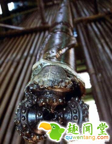 自从人类了解到地球是一个球体后，科学家一直试图探索地球深处的秘密，许多的文学和影视作品都深刻的反应了这一点，但由于科技水平发展有限，至今人们对地球深处的了解也仍然在一定限度内。在上世纪的冷战中，美苏两个超级大国也为此展开了竞争，目前世界上仅存的最深的科拉超深钻洞就是两个大国竞争的产物，科学家在打穿地壳边界的那一刻发生了一件不可思议的事，当时科学家都惊呆了。