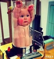 小男孩被“塞进”玻璃瓶，真相原来如此