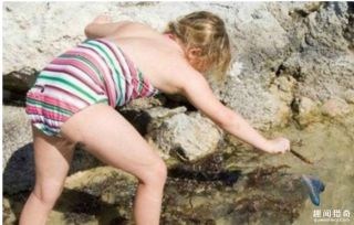 女子在海边发现了奇怪塑料袋，结果被吓出