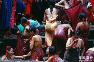 太恶心！印度恒河当众洗澡：能在此洗一次