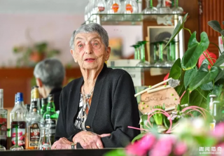 法国百岁老人同一酒吧内工作86年