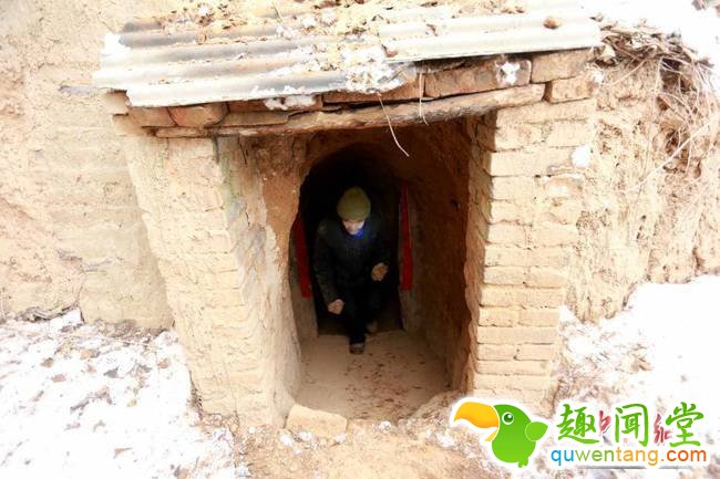 1990年至今，焦家一直吃这口井的水，水深2米多，水质清凉纯正，口感香甜泉眼手指大小粗细，30年来泉水取之不尽。 中新社发 杨正华 摄 图片来源：CNSPHOTO