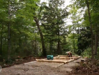 男子抛下妻子学古人在森林里盖木屋住 只