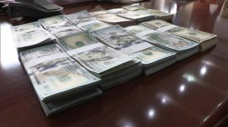 男子在公交上遗失10万美元现金 警察找来才