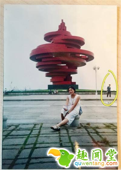 缘分！夫妻相识8年结婚5年18年前竟在异地合过影