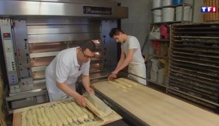 法国有个面包师天天工作 结果因太勤劳被