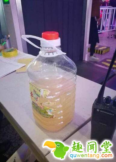 △5斤的散装米酒剩下半桶。苏州北站派出所供图