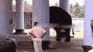 大象突然暴怒攻击人 没人敢救眼睁睁看他