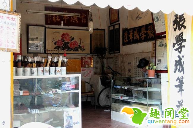 张学成毛笔庄创自清代，属南派赣系，桂焕兰的丈夫张明杰系创办人张学成曾孙。自嫁入张家，桂焕兰便开始学习毛笔制作工艺，一做就是70载。在春城昆明，张学成毛笔庄曾红极一时，受到文人墨客的青睐，然而随着时代的变迁，毛笔变得越来越小众，笔庄也从过去武成路的两层大房子里迁出，多次搬迁后，最终落脚在了西安马路仅10余平方米的小铺面里。（新华网 念新洪 摄影报道）