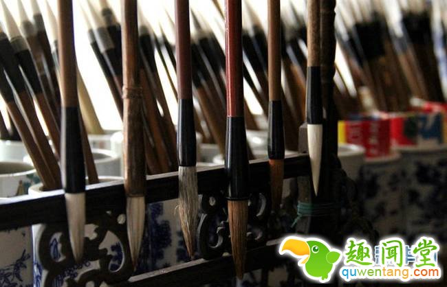 尽管铺面不大，但笔庄里却有多达80余种毛笔，且每支毛笔都是纯手工制作。桂焕兰说，做一支毛笔要经过大大小小几十道工序，不仅需要过硬的手艺，更要静得下心、耐得住寂寞。（新华网 念新洪 摄影报道）