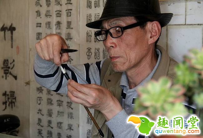 桂焕兰的第三个儿子张崇山，则主要负责整笔工序。这道工序需要用小刀一点点把笔头里的杂毛清除干净，使之变得光滑、圆润。在桂焕兰看来，这一道工序尤为关键，也是张学成毛笔庄的核心竞争力，“毛笔要好写、不发岔，全靠这一道?！保ㄐ禄?念新洪 摄影报道）