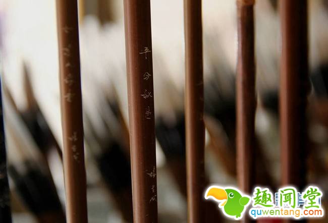 桂焕兰的另外两个儿子也各有专长，老大负责刻字，小儿子则主要负责做胎毛笔。对于大哥飘逸俊秀的字体，张曜壬最为佩服，“那是我们店的招牌，别人想学都学不会！”（新华网 念新洪 摄影报道）