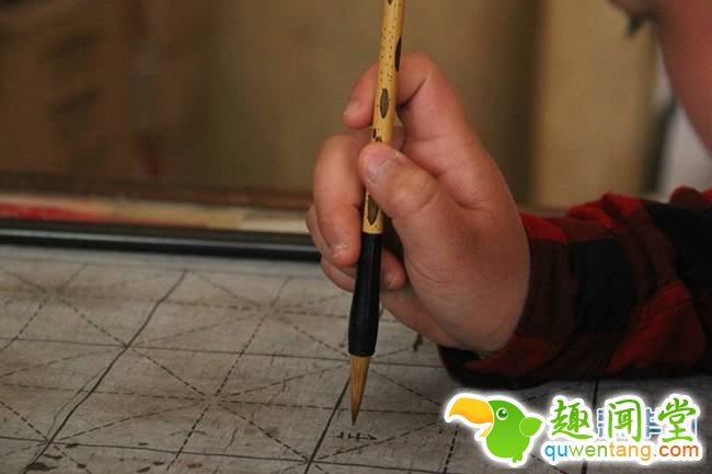 尽管4个儿子都来帮忙，但一个月下来也就能做出三四百支毛笔。“跟机器生产比起来，我们的产量是非常低的，但母亲坚持用纯手工制作——我想这就是近年来大家都在说的‘工匠精神’吧！”张曜壬说。（新华网 念新洪 摄影报道）