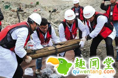 发掘出土的藏有银锭的木鞘，与史书记载的张献忠藏宝方式相符。